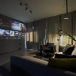 Luxury Apartment Near Radisson Hotel - Wall Projector & Modern Design