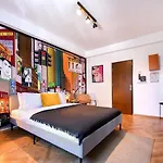Colorful Chic: Cozy Studio In The Bustling City Center