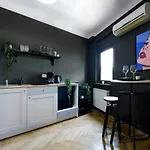 Colorful Chic: Cozy Studio In The Bustling City Center