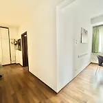 Vibrant Victoriei Apartment