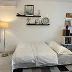 Evan Cozy Flat With Balcony & Parking, 13 September