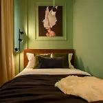 Magheru Boulevard Cozy Studios - Where Less Is More