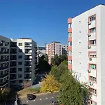 Evan Cozy Flat With Balcony & Parking, 13 September