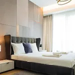 Luxury Living: Spectacular Views & Modern Elegance