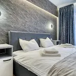 City Chic Retreat: Newly Renovated 1Br Apartment