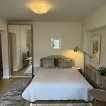 Luxury Studio Near University Square