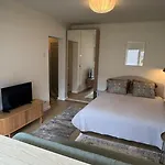 Luxury Studio Near University Square