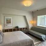 Luxury Studio Near University Square