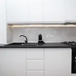 Modern Central Apartment - Subway