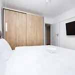 Modern Central Apartment - Subway