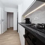 Modern Central Apartment - Subway