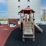 Stylish 1Br Apartment With Balcony In Vibrant Business Area