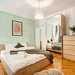 Holiday Apartments Piata Romana With Balcony