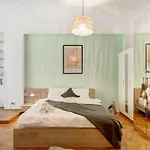 Holiday Apartments Piata Romana With Balcony