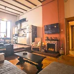 Cozy City Center Apartment