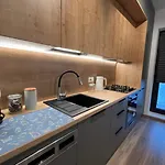 High-Rise Luxury Apartment With Free Parking