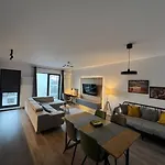 High-Rise Luxury Apartment With Free Parking