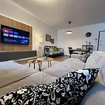 High-Rise Luxury Apartment With Free Parking
