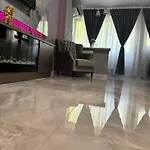 Silver Studio At Just 8 Minutes Distance Of Center