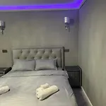 Silver Studio At Just 8 Minutes Distance Of Center