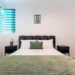Roots Two - Tranquil Lakeview Escape With Balcony
