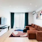 Roots Two - Tranquil Lakeview Escape With Balcony
