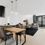 Luxurious Vibe In The Business Center, City Views