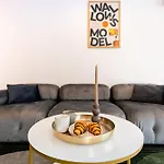 Roots One - Lakeview Escape With Balcony & Parking