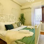 Cozy Studio Overlooking The Old Town