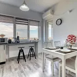 Homie Gray Apartment - Private Parking - Self Check-In