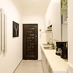 Urban Vibes - Chic Apartments On Smardan Street