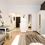 Urban Vibes - Chic Apartments On Smardan Street