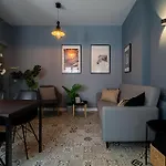 Chic Black & White 2Br Retreat On Dambovitei