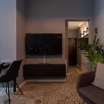 Chic Black & White 2Br Retreat On Dambovitei