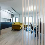 Vanda - Park-View Apartment With Private Balcony
