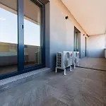Vanda - Park-View Apartment With Private Balcony