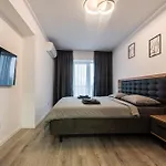Vanda - Park-View Apartment With Private Balcony