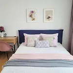 Cozy City Retreat, Obor Market & Metro