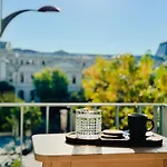 Chic Urbana: 140Sqm 5-Bedroom Downtown Gem