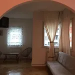 Double Living Rooms And 2 Double Bedrooms City Center Apartment