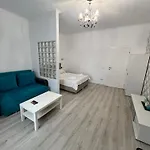 Bright & Beautiful Studio In Prime Location Walk To Everything