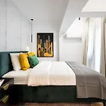 Sunny 2Br Large Midtown Flat - 3 Superb Balconies