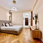 Nomad Instastudio - Steps From Old Town