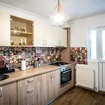 Delightful, Modern Apartment! 10 Minutes Away From City Centre Bucharest