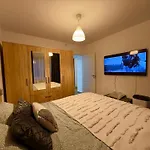 Delightful, Modern Apartment! 10 Minutes Away From City Centre Bucharest