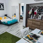 Comfortable Apartment University Square