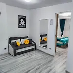 Comfortable Apartment University Square