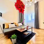 Woodie Apartment - Chic Retreat By Piata Unirii