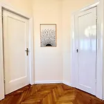 Woodie Apartment - Chic Retreat By Piata Unirii