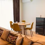 Roots Three - Modern Lakeview Apartment